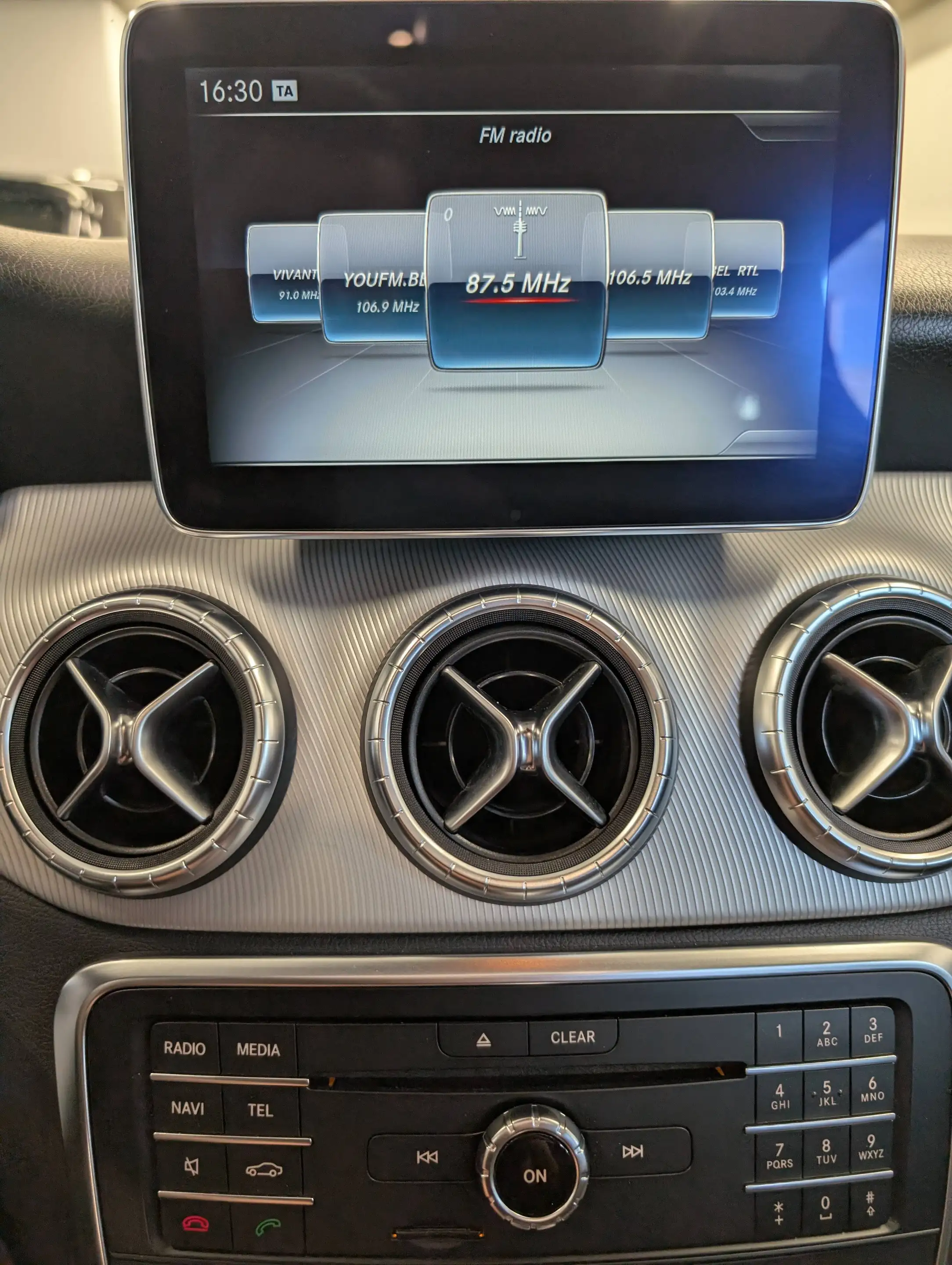 Mercedes-Benz CLA 200 d ShootingBrake *NAVI-TOIT PANO-SIEGES SPORT-BIZONE* — photo 11