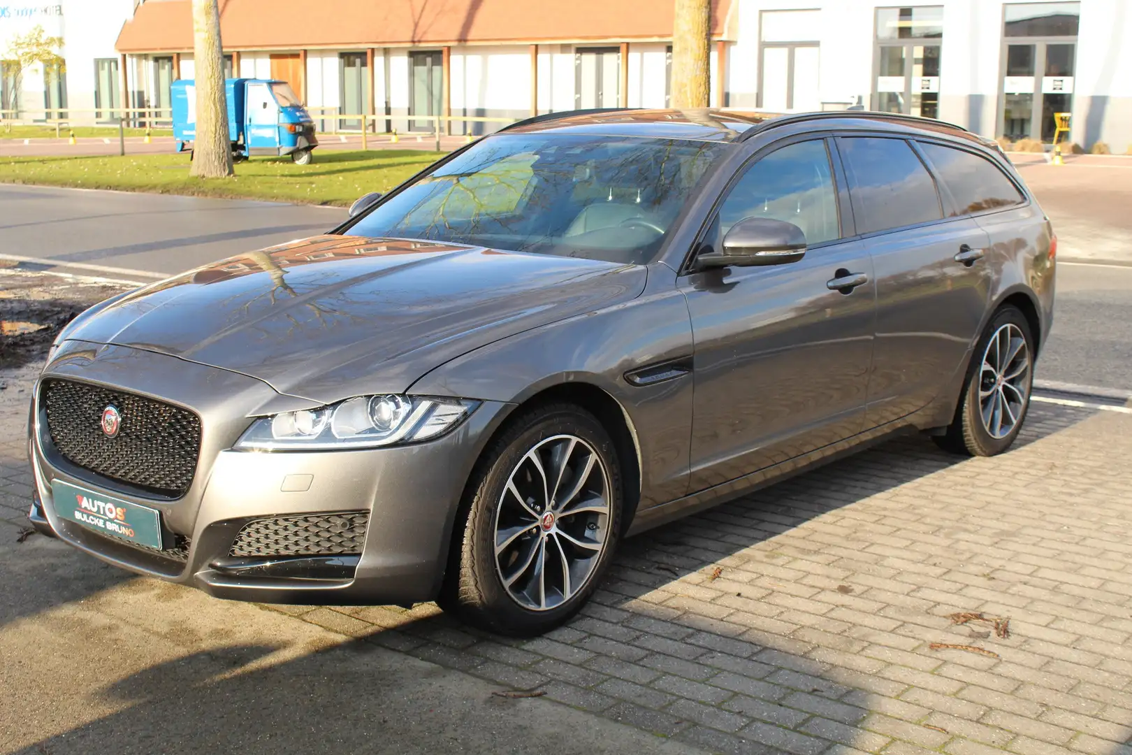 Jaguar XF Sportbrake 2.0 D Prestige Pano/Leder/Navi/Camera Grijs - 1