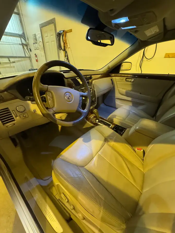 Cadillac DTS снимка Cadillac DTS