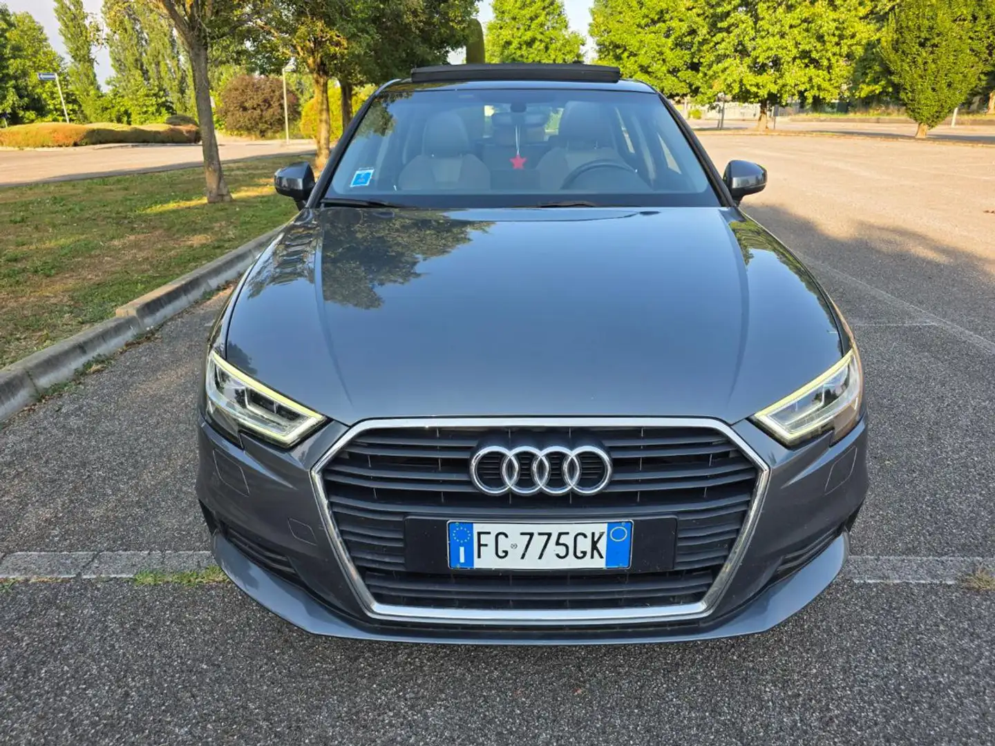 Audi A3 SPB 2.0 TDI S tronic Design Grau - 2
