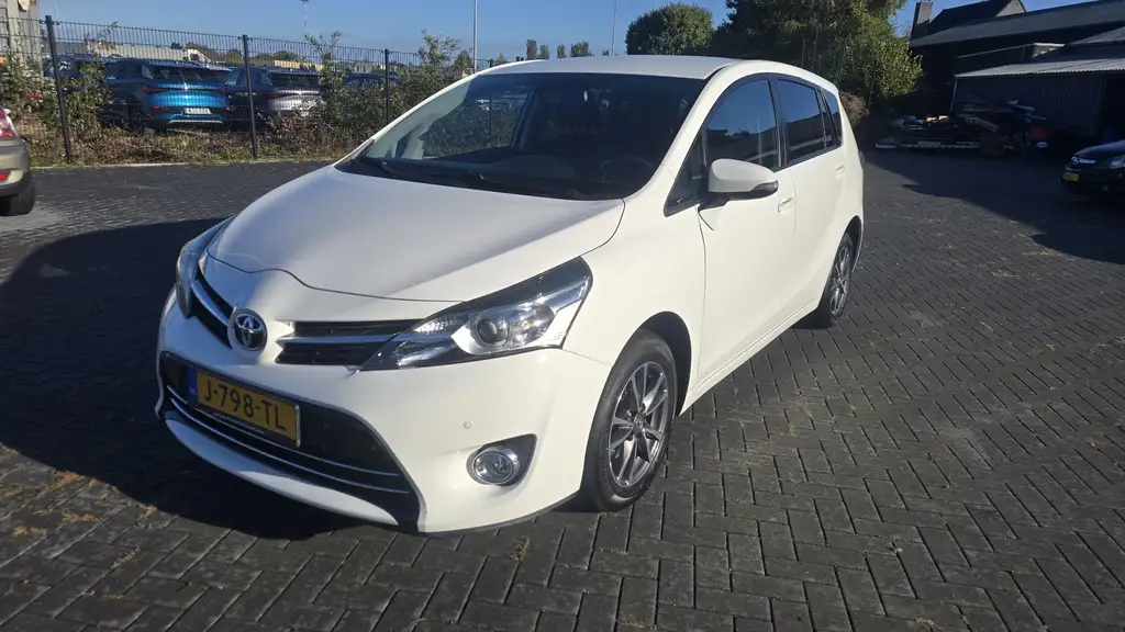 Toyota Verso 2013 из Европы — купить под ключ