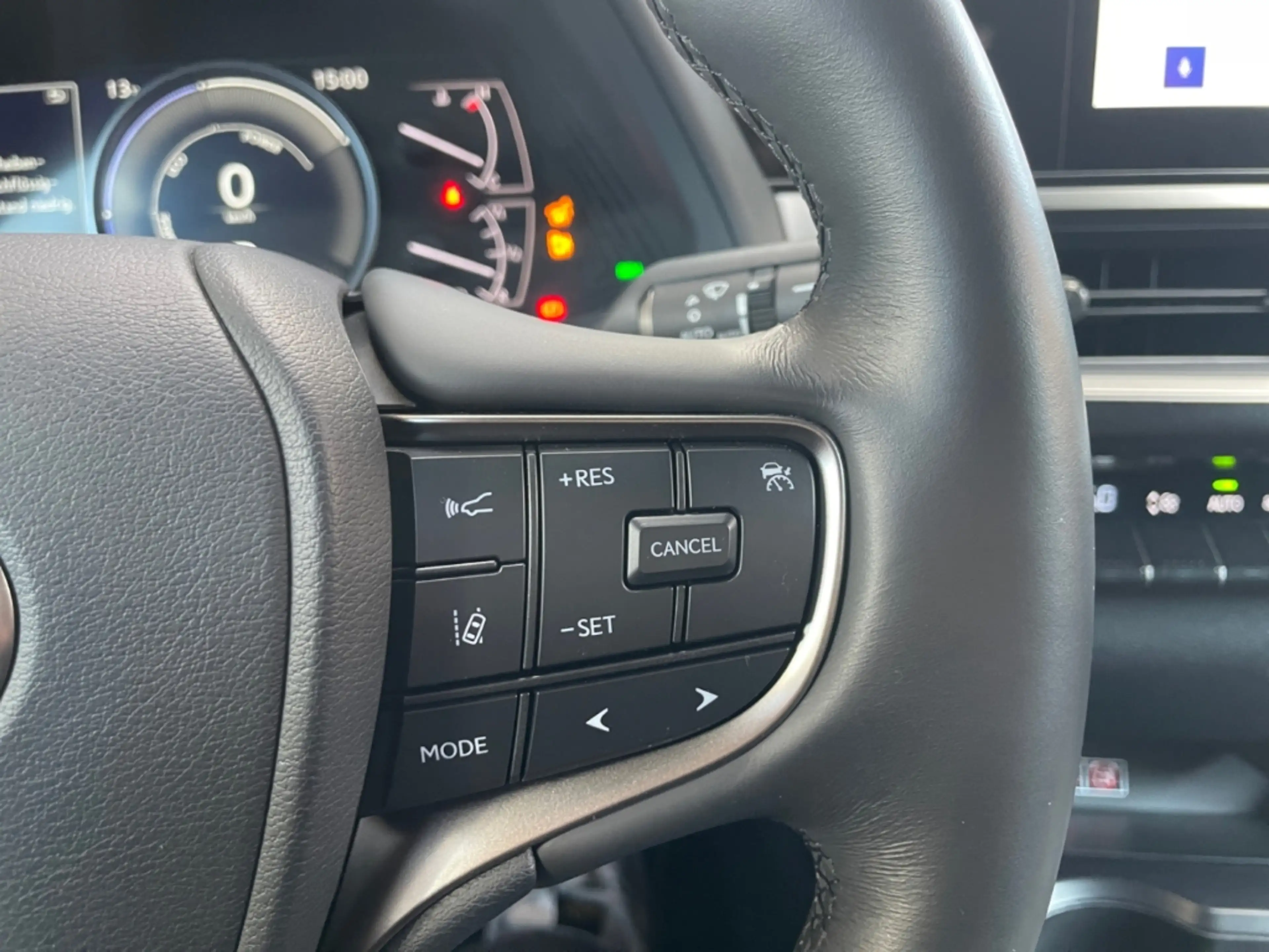 Lexus UX 250h F Sport E-Four *HUD*360°*Levinson*GSD*PDC* — photo 3