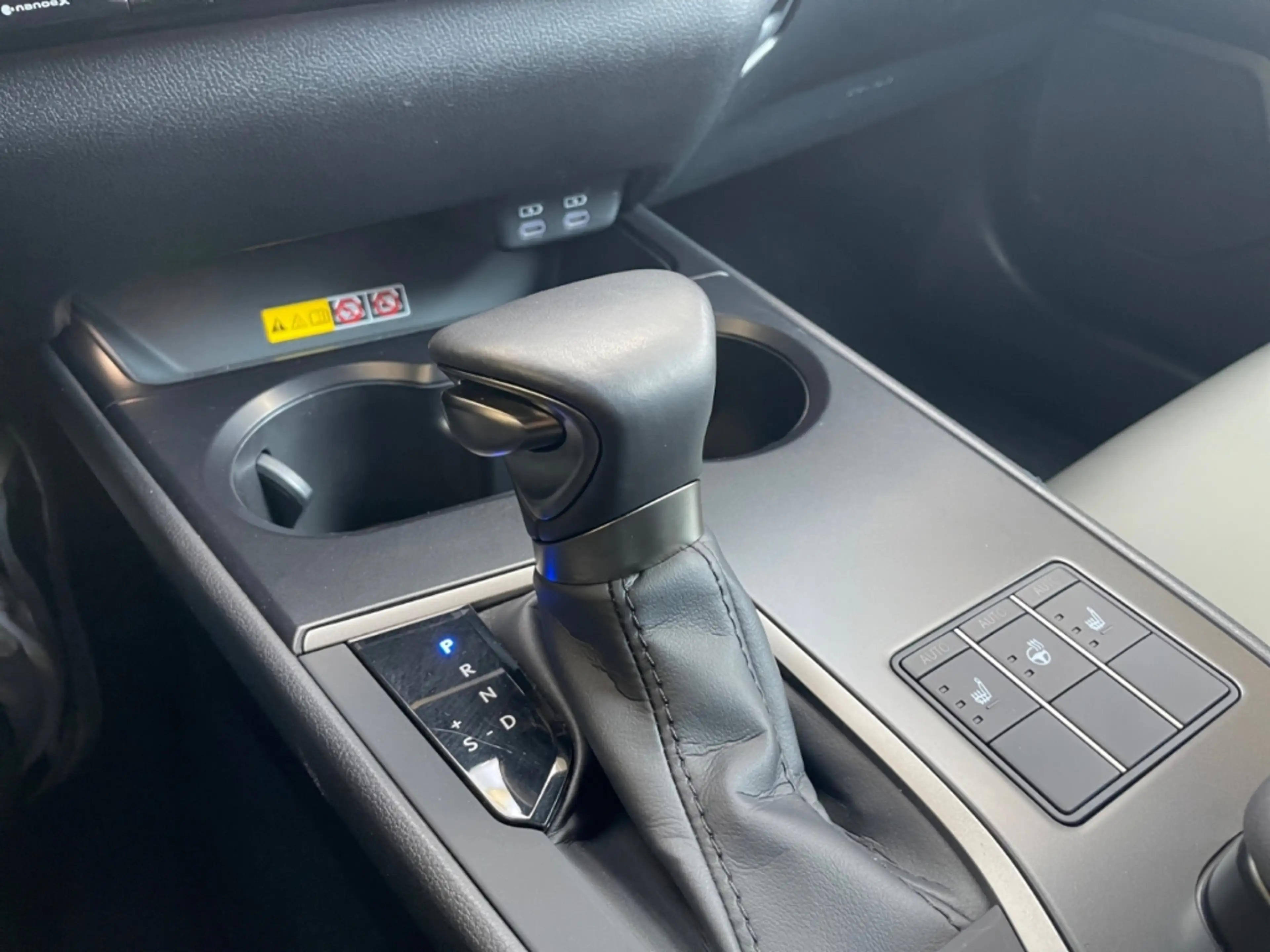 Lexus UX 250h F Sport E-Four *HUD*360°*Levinson*GSD*PDC* — photo 5