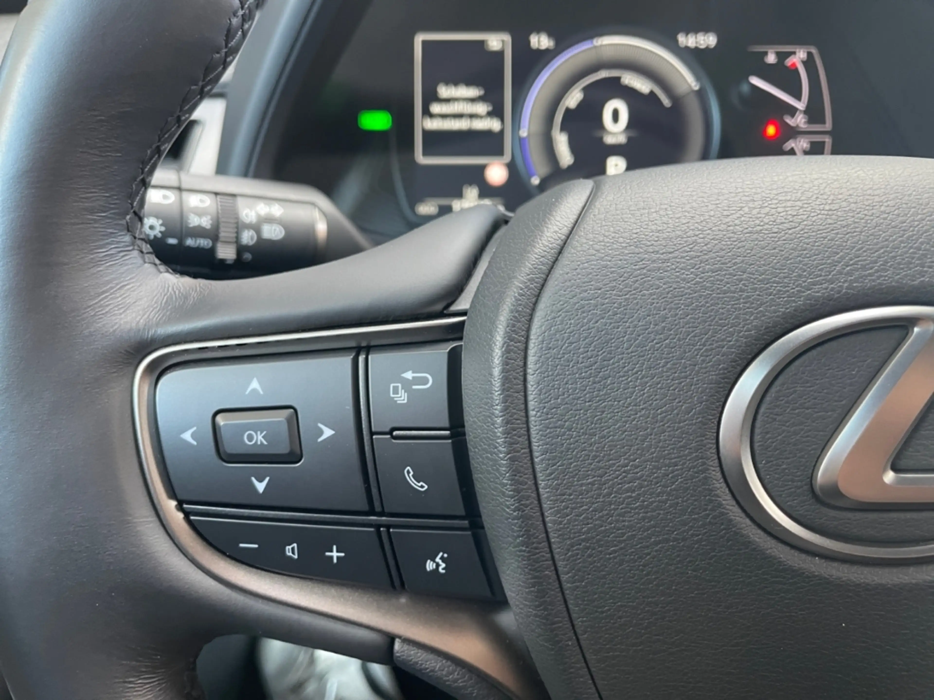 Lexus UX 250h F Sport E-Four *HUD*360°*Levinson*GSD*PDC* — photo 2