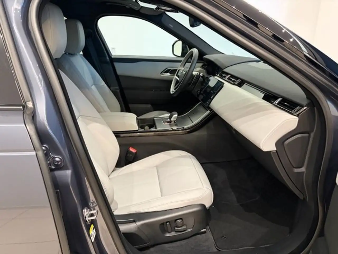 Land Rover Range Rover Velar 2026
