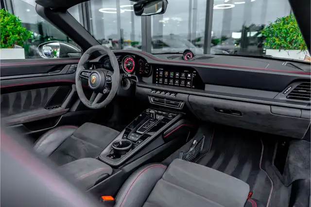 Porsche 911 view 11