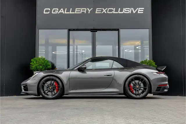 Porsche 911 view 6