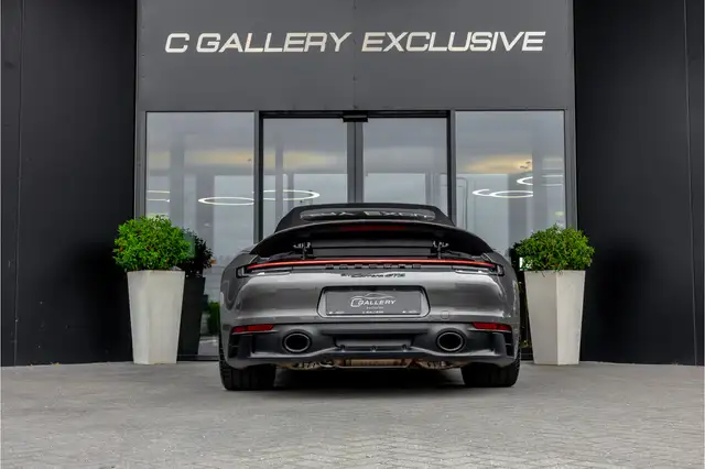 Porsche 911 view 8