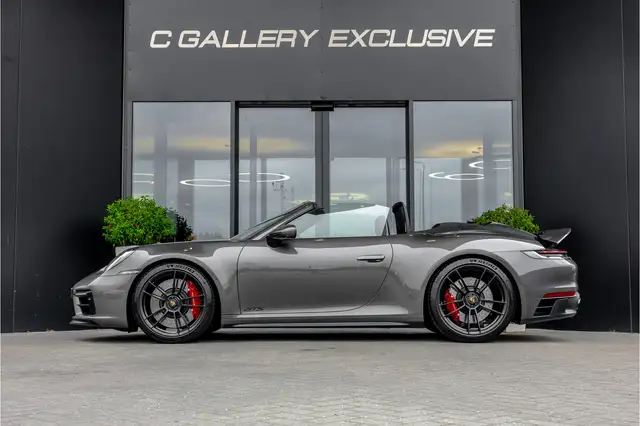 Porsche 911 view 4