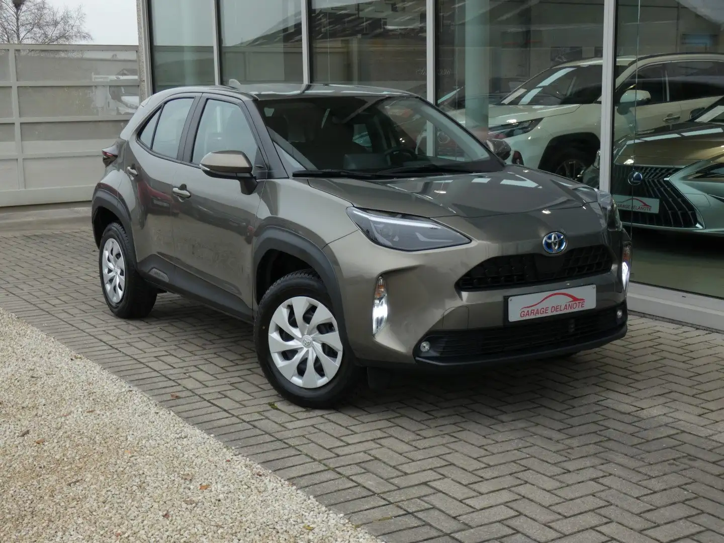 Toyota Yaris Cross HYBRID Dynamic +Carplay +Parkeercamera Brons - 1