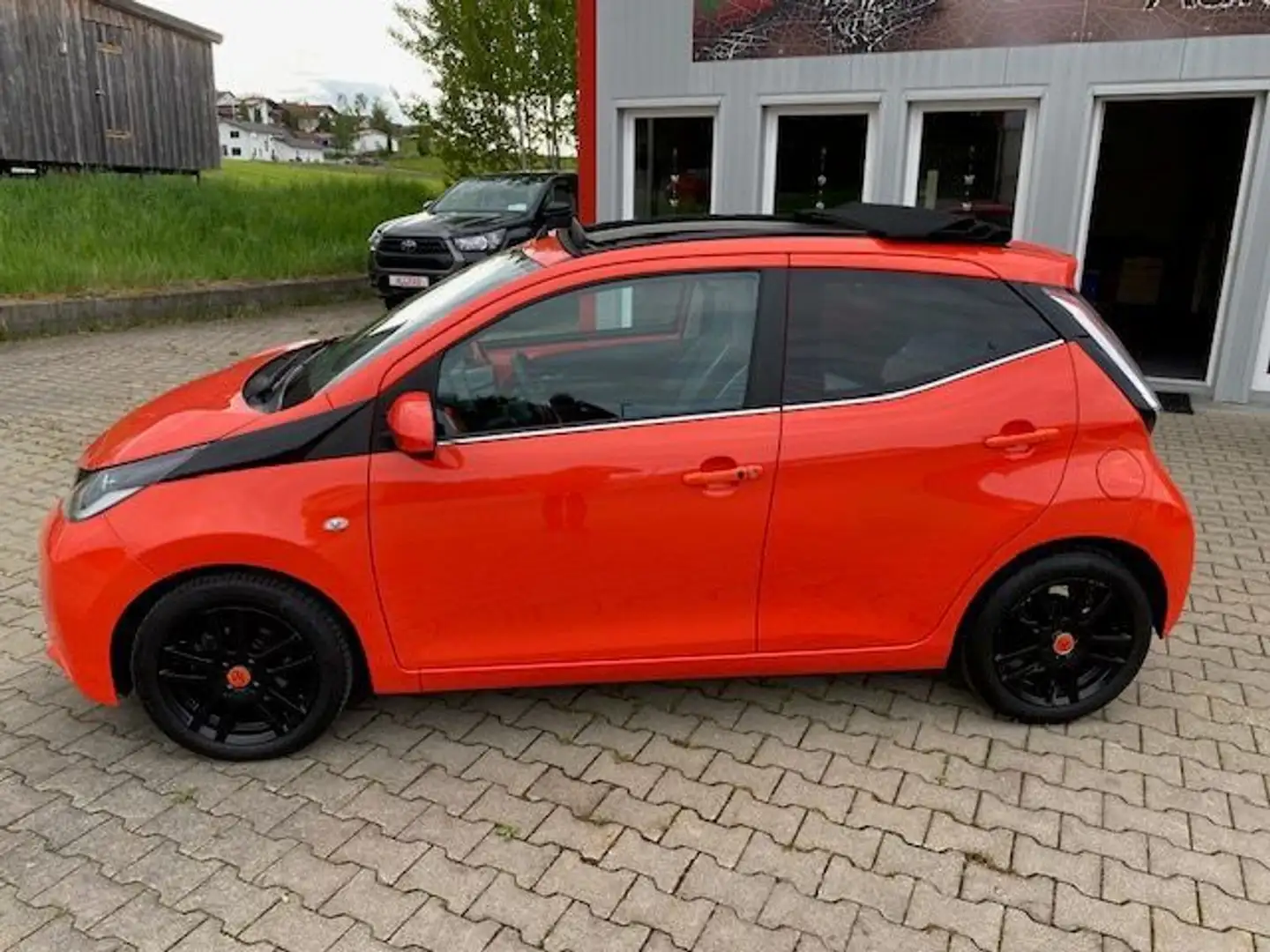 Toyota Aygo AYGO x-play Aut. Cabrio Faltdach Klimaautom Rot - 2