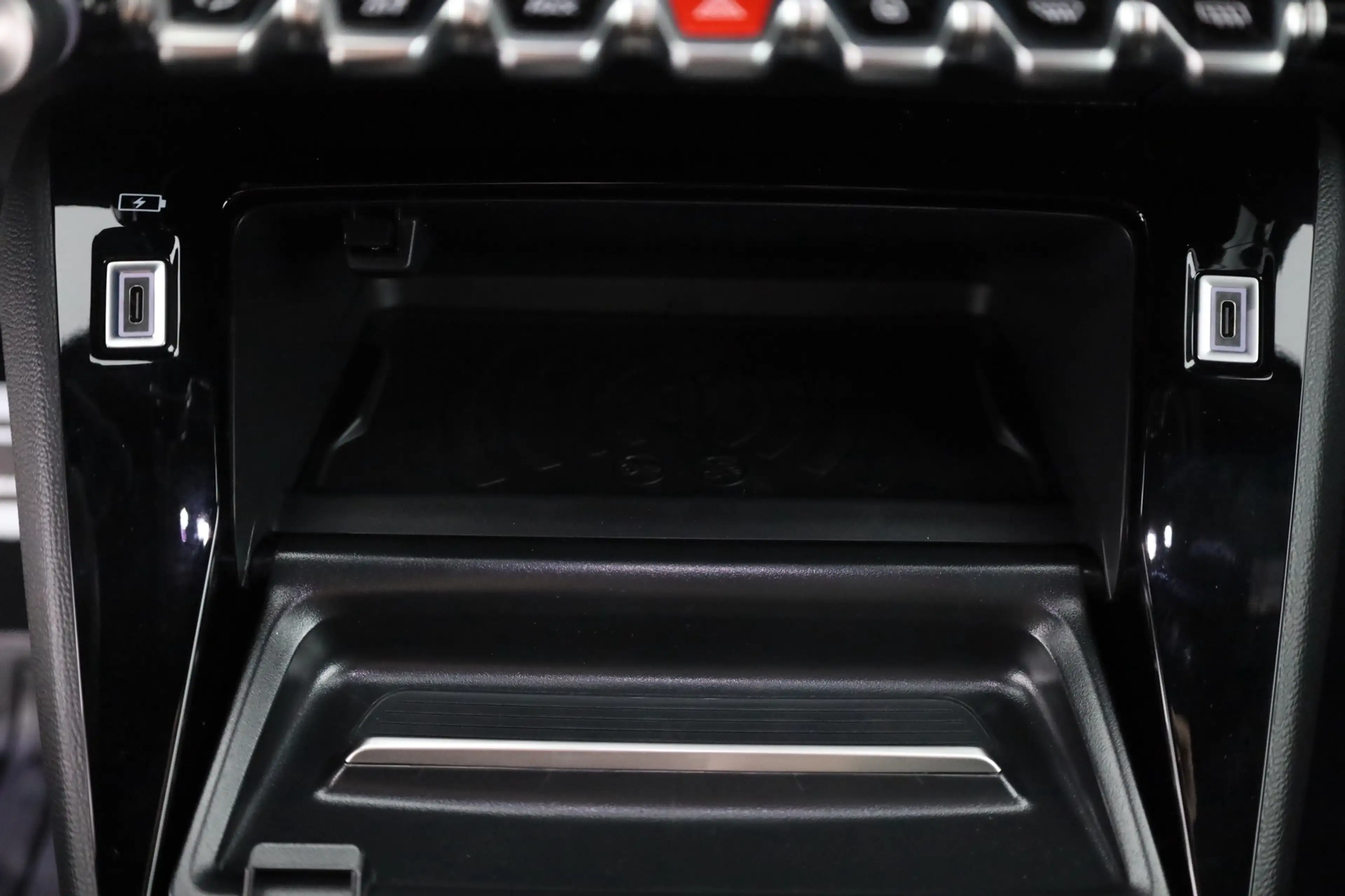 Peugeot 2008 GT 1.2 Hybrid 145 Aut. LED ACC Navi — photo 13