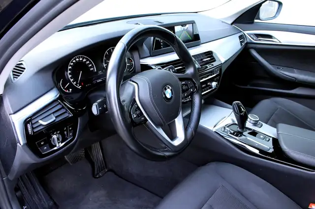 BMW 5 Series view 10