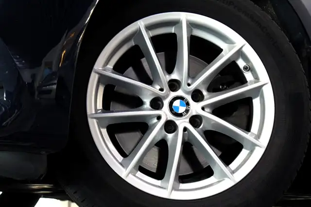 BMW 5 Series view 4