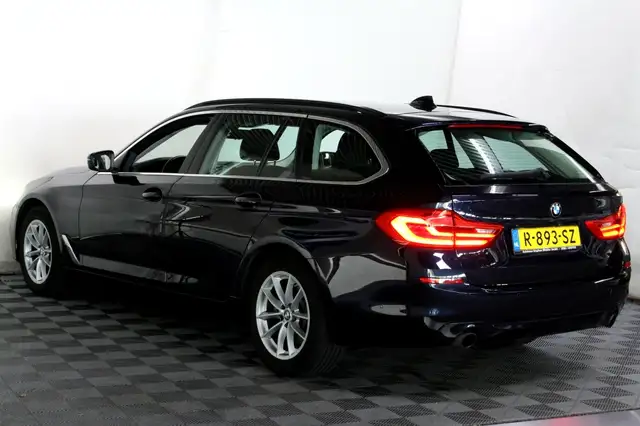 BMW 5 Series view 8