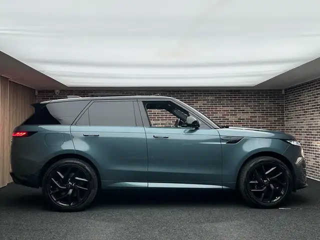 Land Rover Range Rover Sport view 4