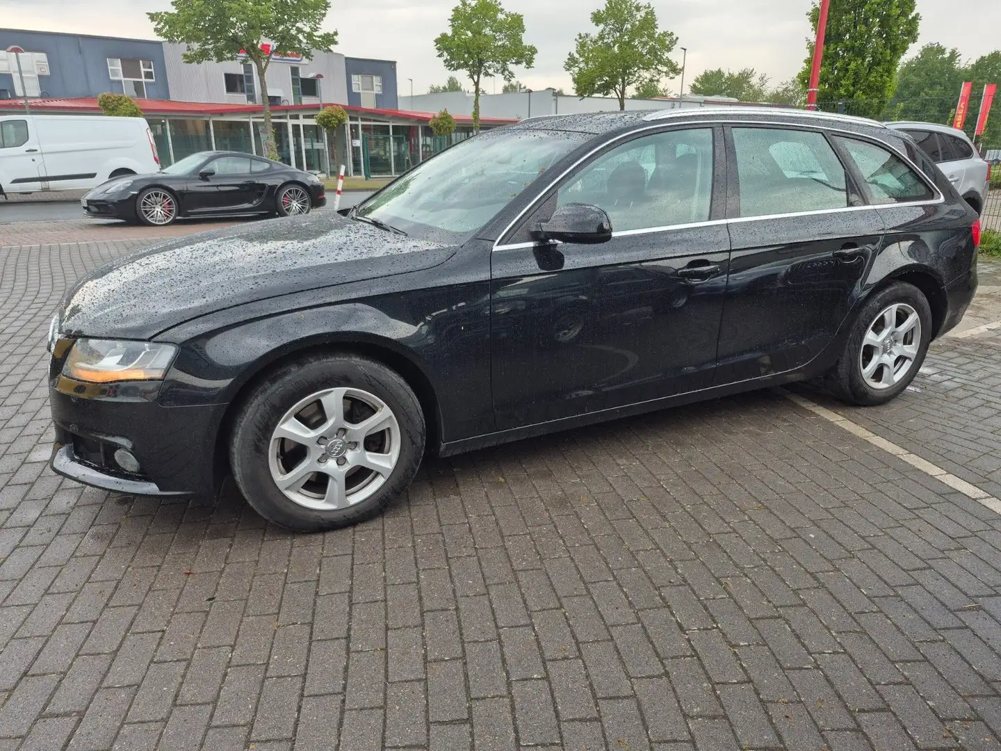 Audi A4 Avant Attraction Schwarz - 1