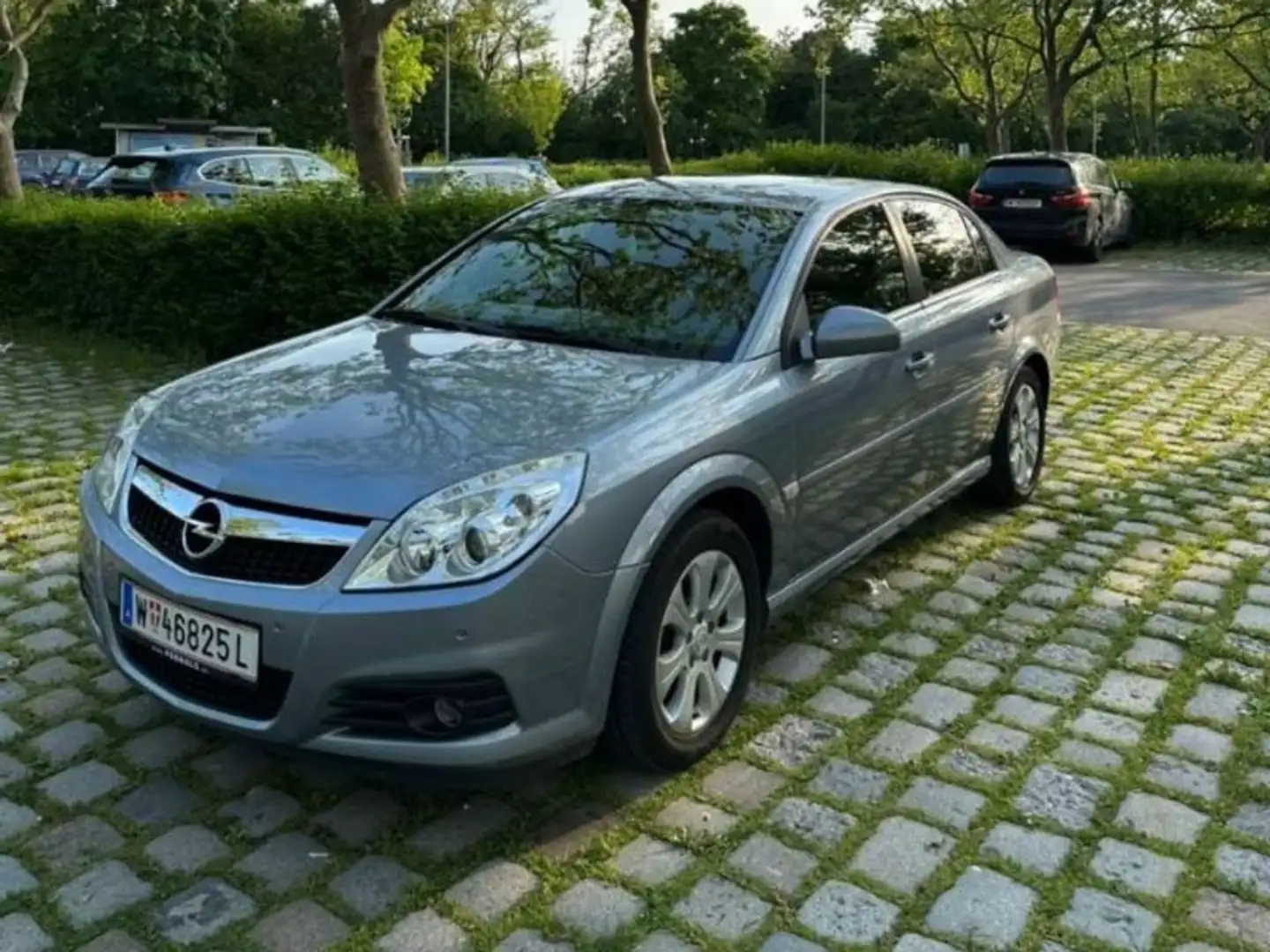 Opel Vectra 1.6 Caravan Silber - 1