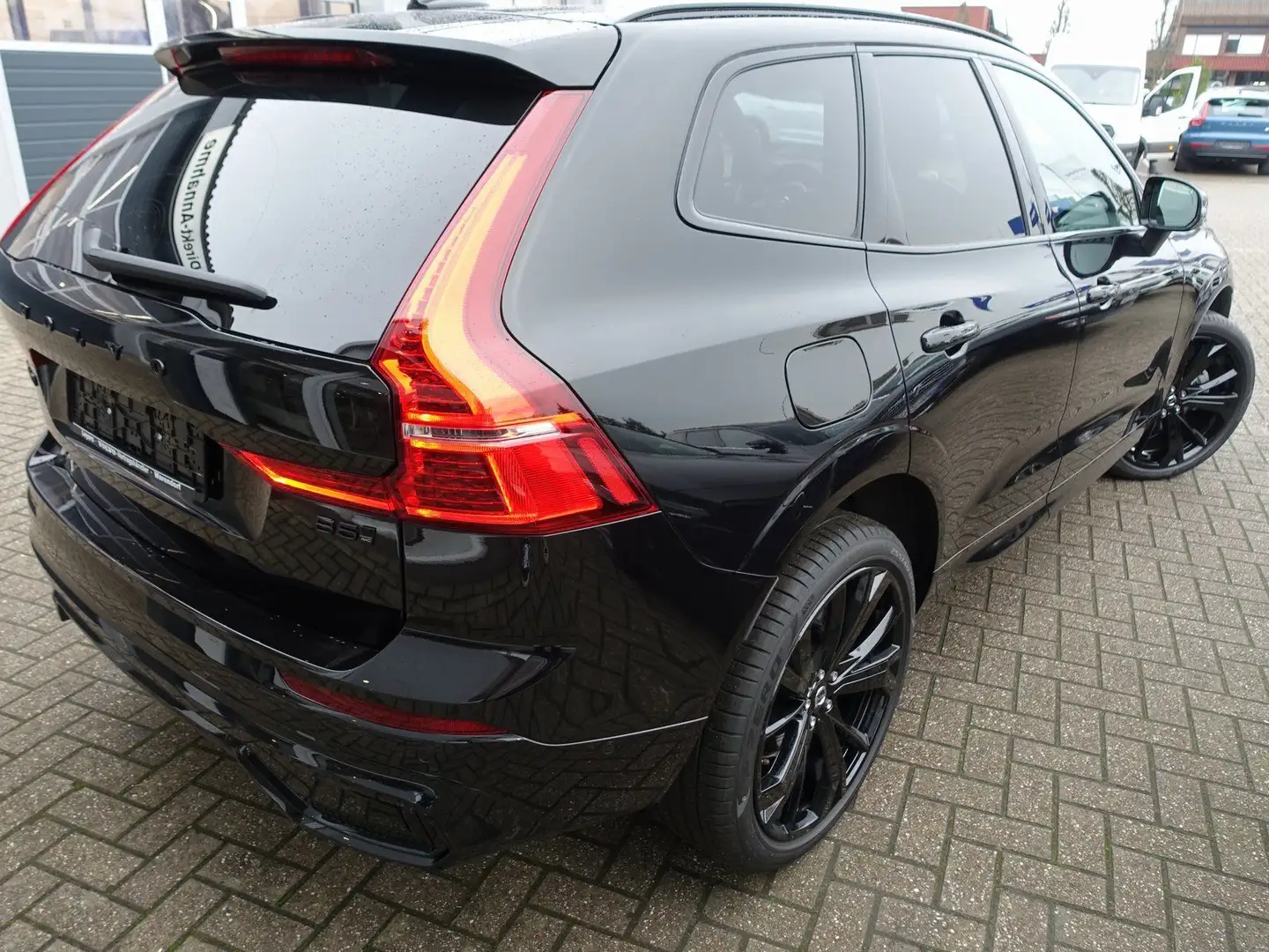 Volvo XC60 Black Edition Ultra B5 AWD/Massage/B&W/Pano Schwarz - 2