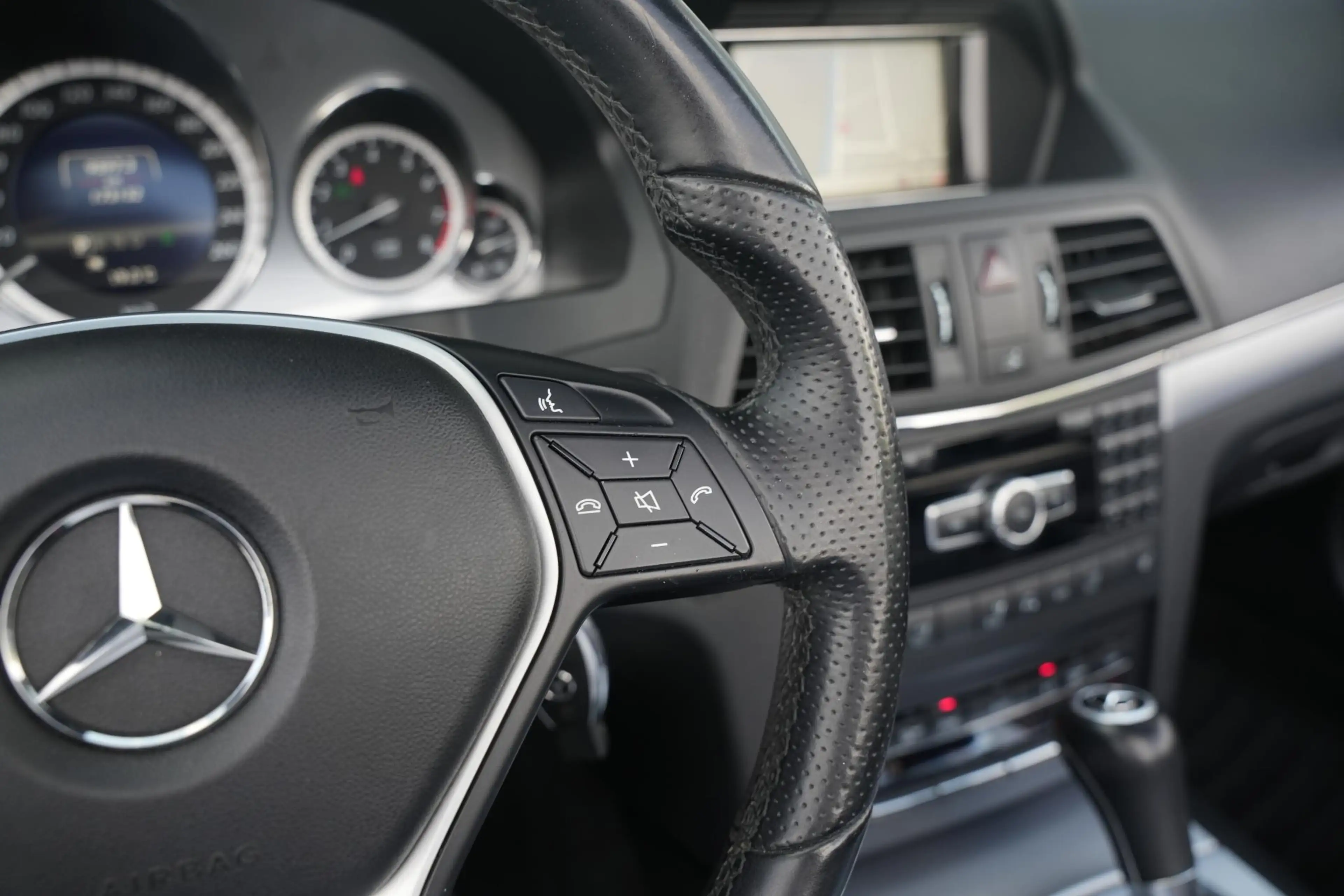 Mercedes-Benz E 200 Cabrio CGI Elegance — photo 34