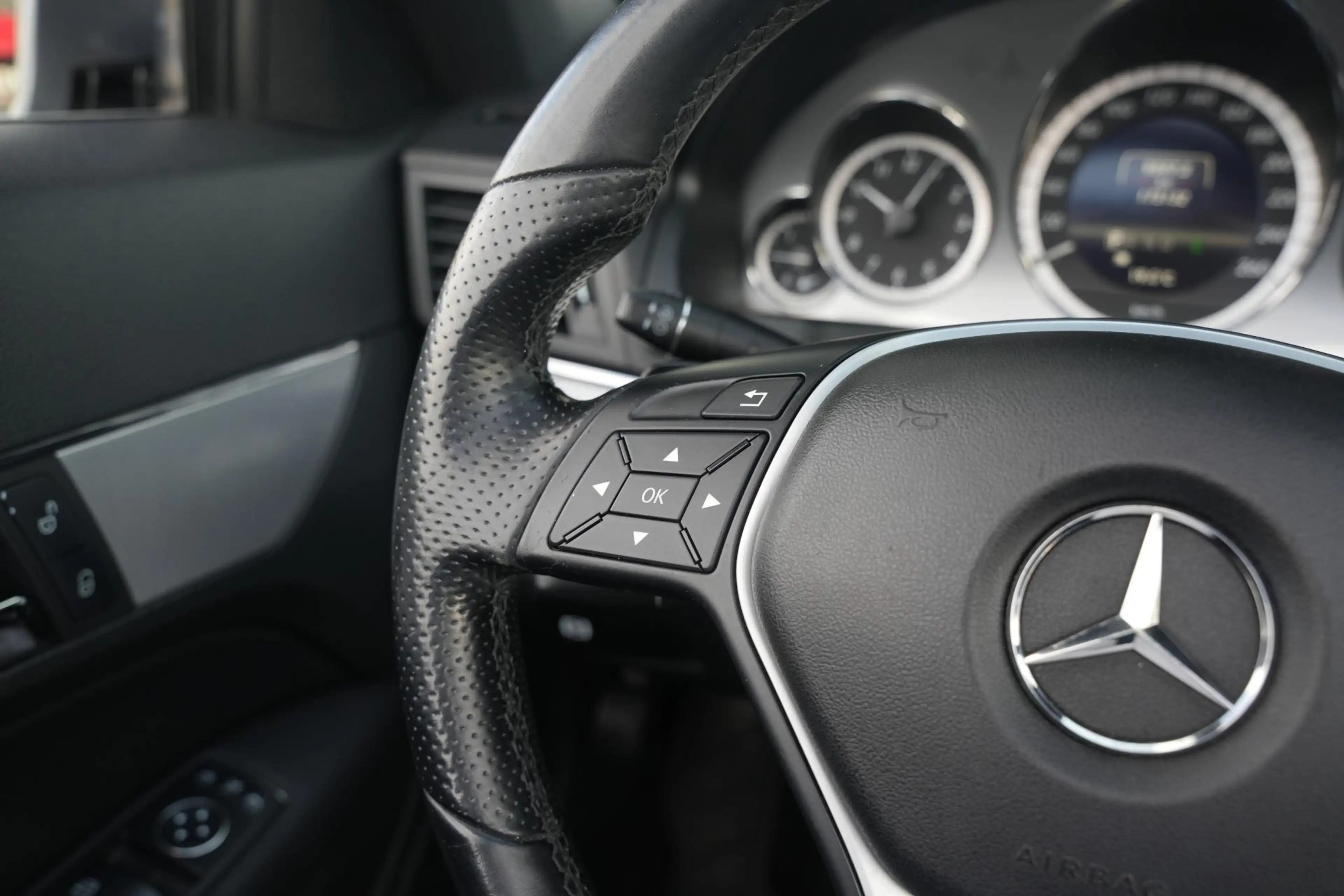 Mercedes-Benz E 200 Cabrio CGI Elegance — photo 33