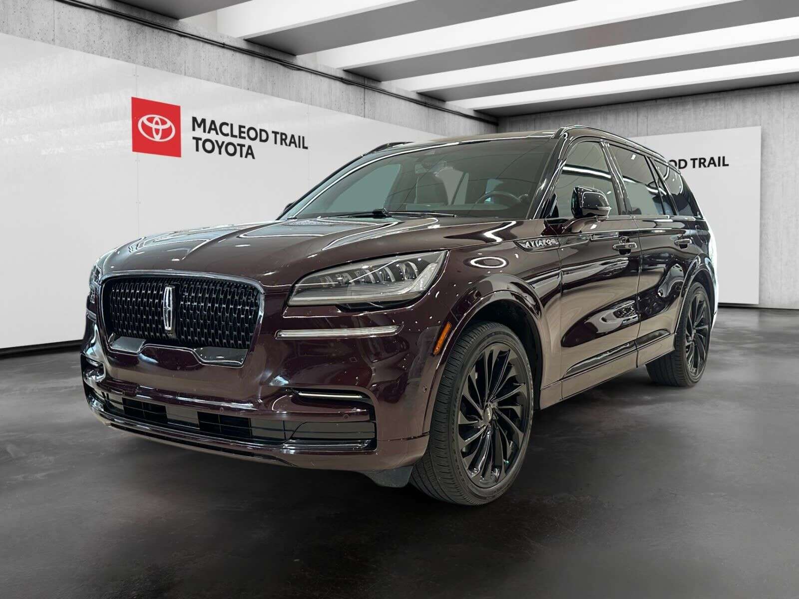 2023 Lincoln Aviator Reserve | Low Km | 7 Pass | One Owner | Leather |