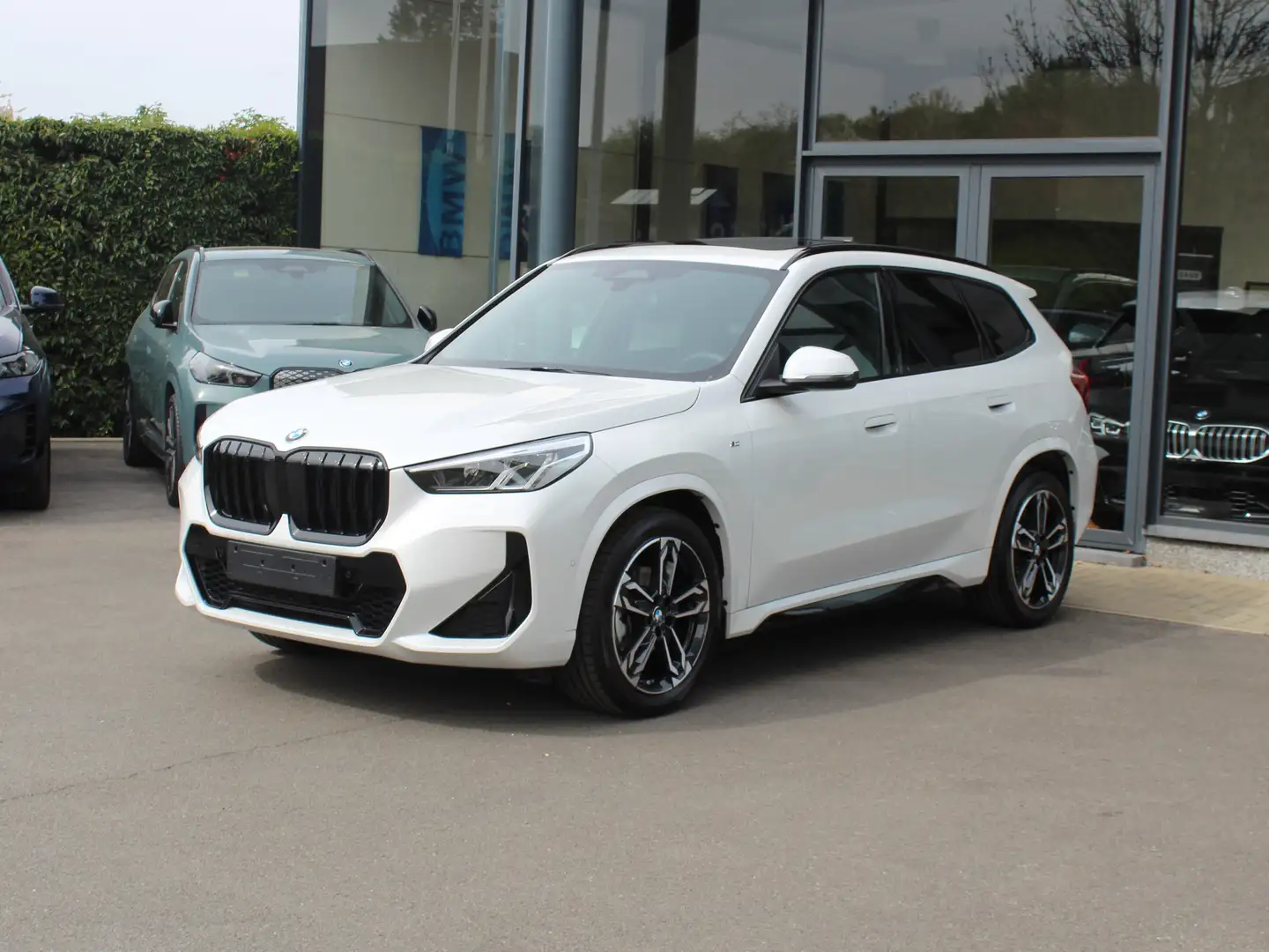 BMW X1 sDrive18i M Sport / PANODAK / TREKHAAK / DODE HOEK Blanco - 2