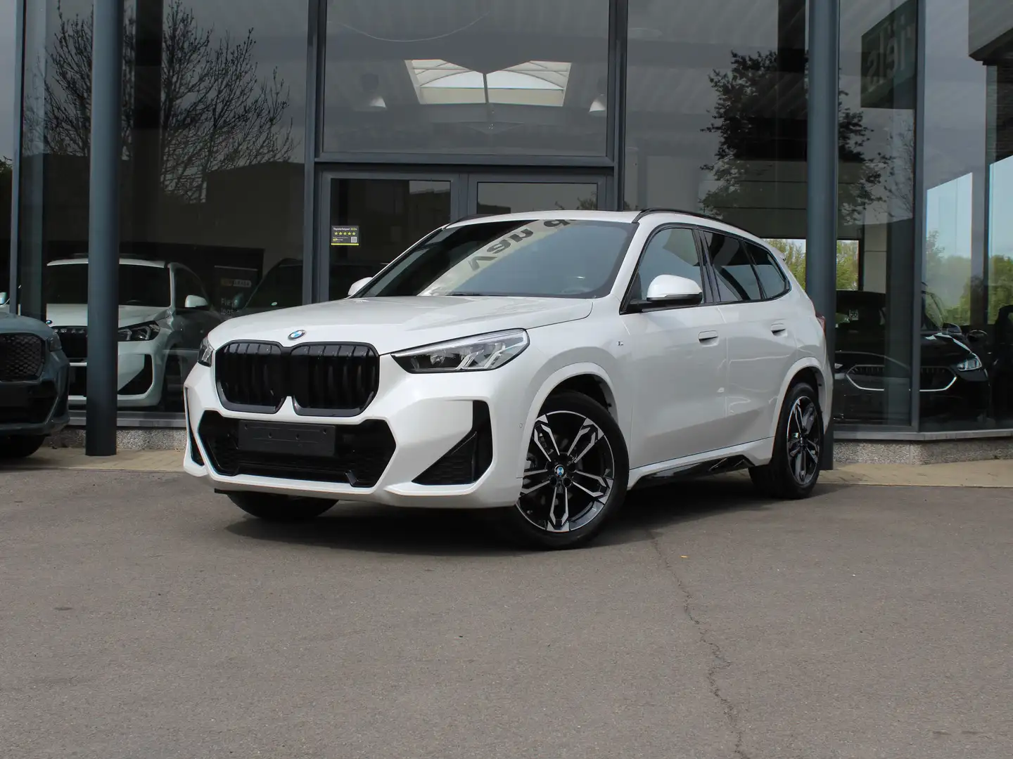 BMW X1 sDrive18i M Sport / PANODAK / TREKHAAK / DODE HOEK Blanco - 1