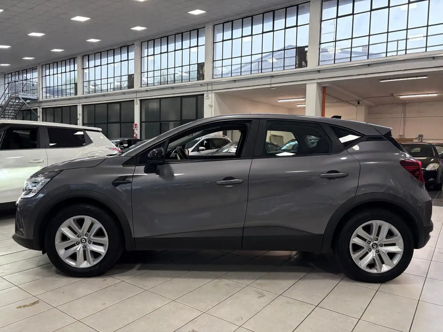 Renault Captur Hybrid E-Tech 145 CV Initiale Paris Grey - 2