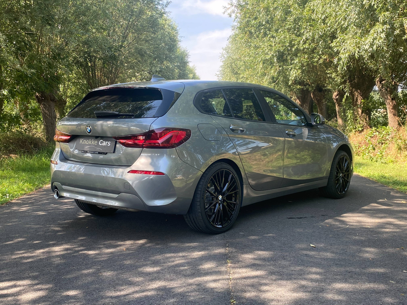 BMW 118 Parkassist voor/achter+Camera,Navigatie,automaat,Privacy glas,Alulunium 19' velgen,Cruiscontrol,NIEUWE STAAT — photo 3