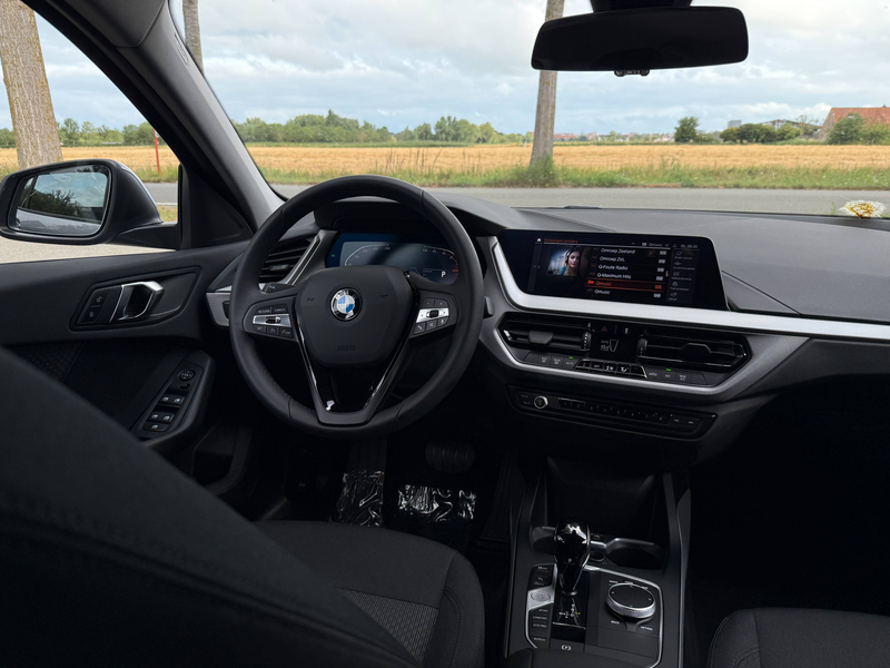 BMW 118 Parkassist voor/achter+Camera,Navigatie,automaat,Privacy glas,Alulunium 19' velgen,Cruiscontrol,NIEUWE STAAT — photo 2