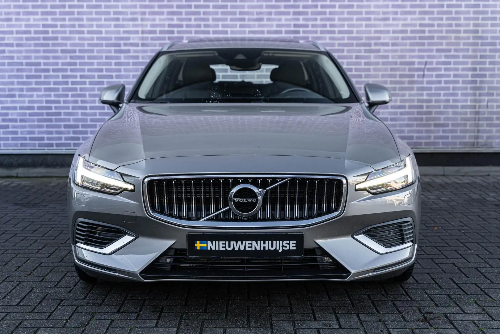 Volvo V60 2.0 T8 Plug-in hybrid AWD Plus Bright | Adaptieve Gris - 2
