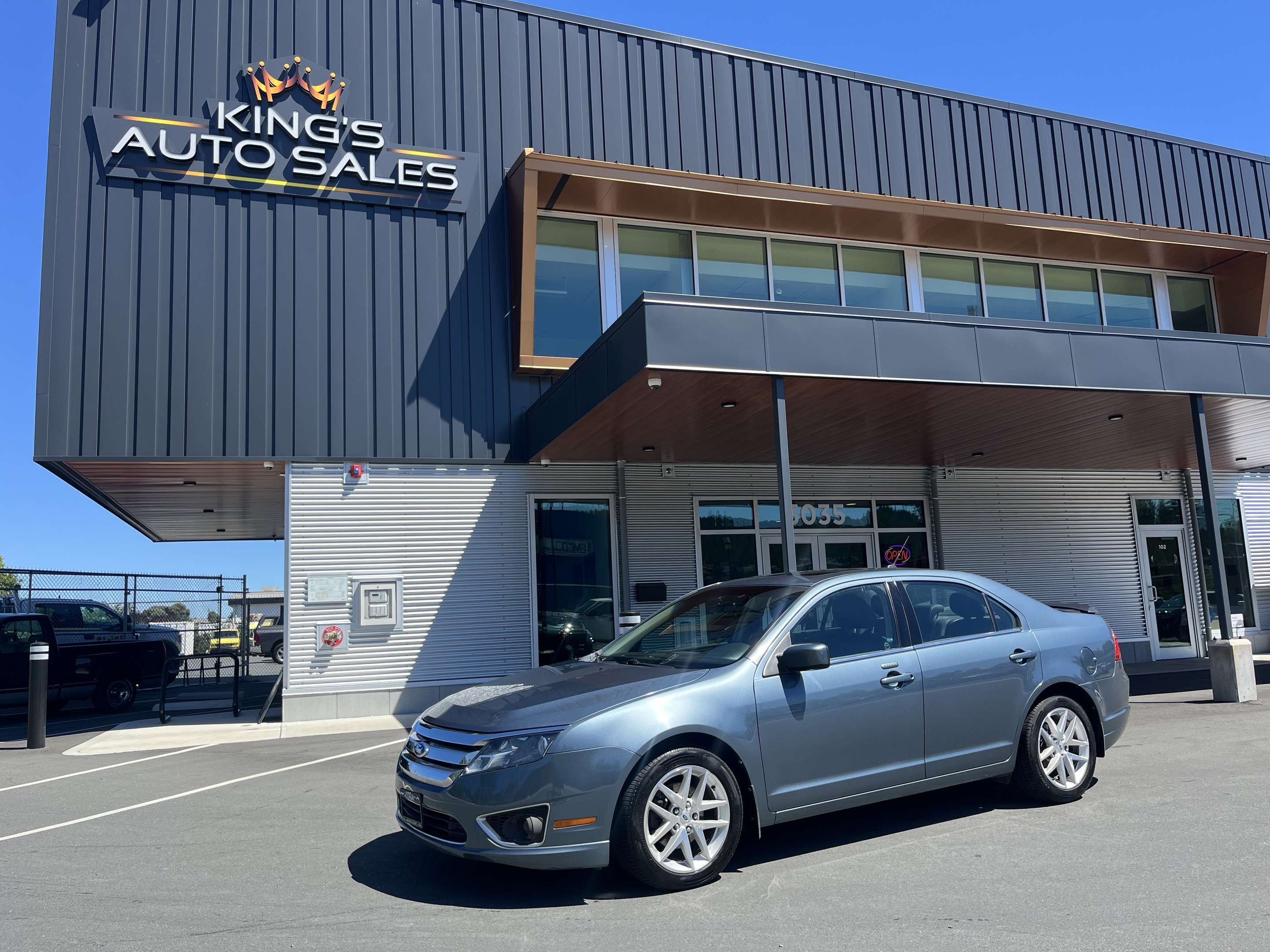 Blue 2011 Ford Fusion Sedan Front-Wheel Drive 6-Speed Automatic
