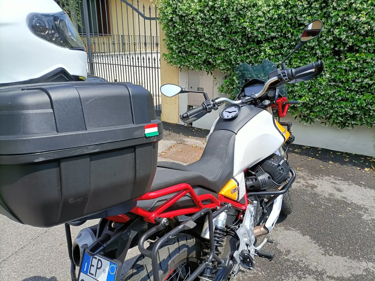 Moto Guzzi V 85 TT evoche Yellow - 1