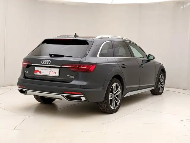 Audi A4 view 4