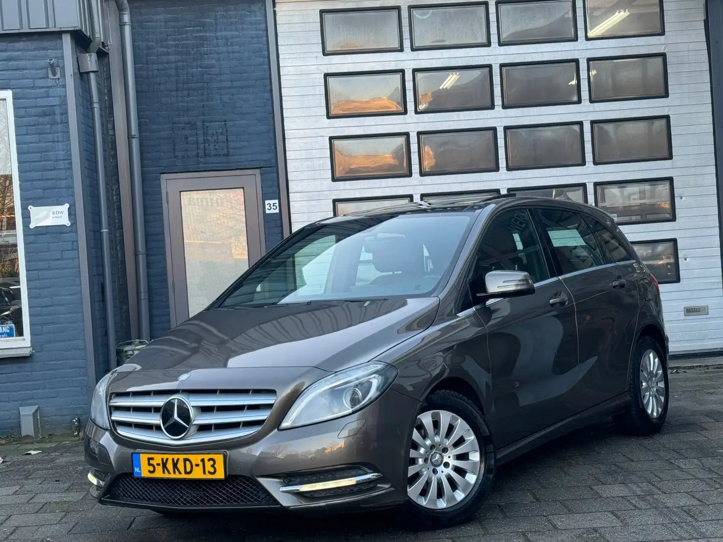 Mercedes-Benz B 180 Ambition | Clima | Navi | Pano | Automaat | N.A.P Grau - 1