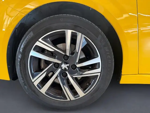 Peugeot 208 view 9