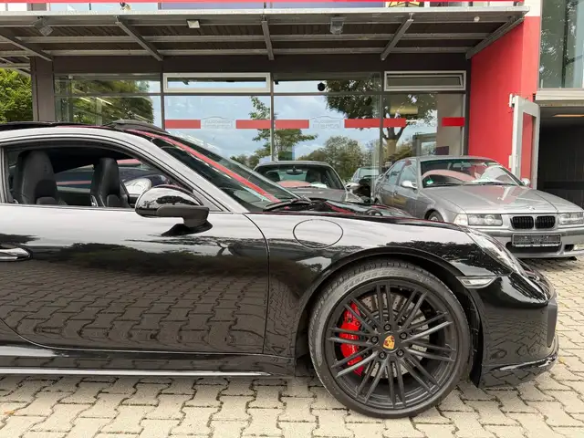 Porsche 911 view 12