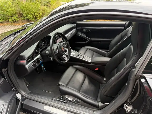 Porsche 911 view 15