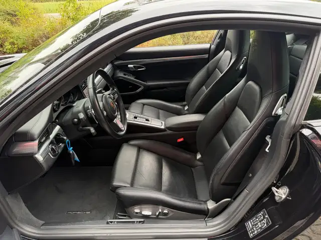 Porsche 911 view 14