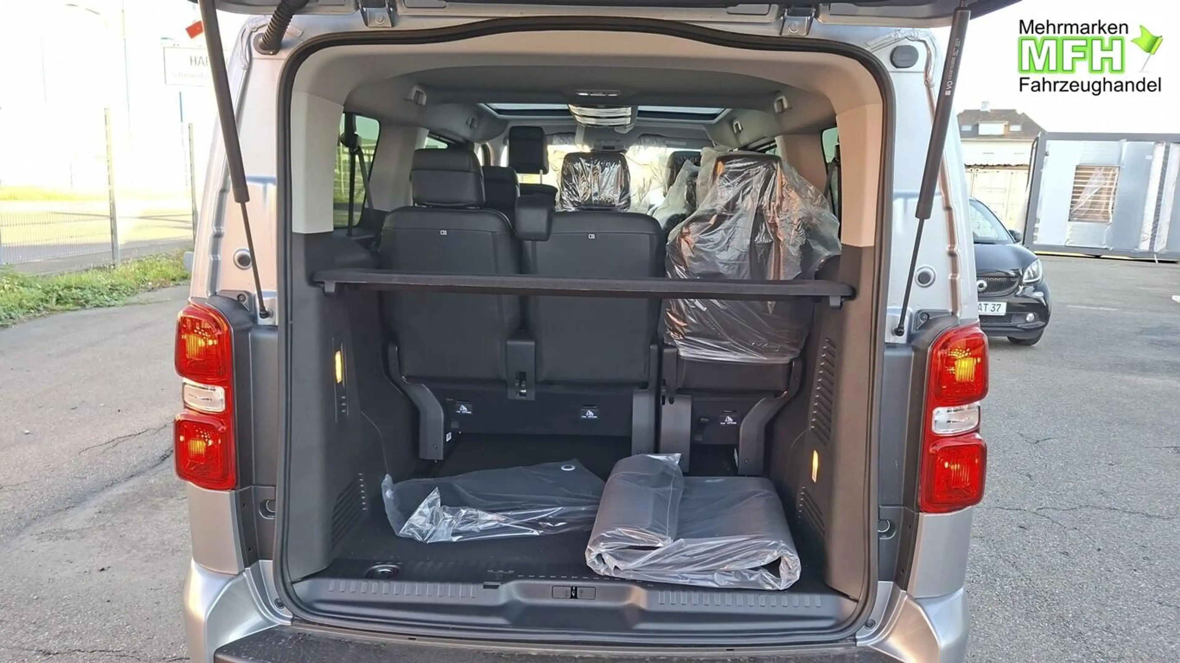 Peugeot Traveller Allure L3 Pano StHz AHK Leder Keyl Nav 130 kW (... — photo 9
