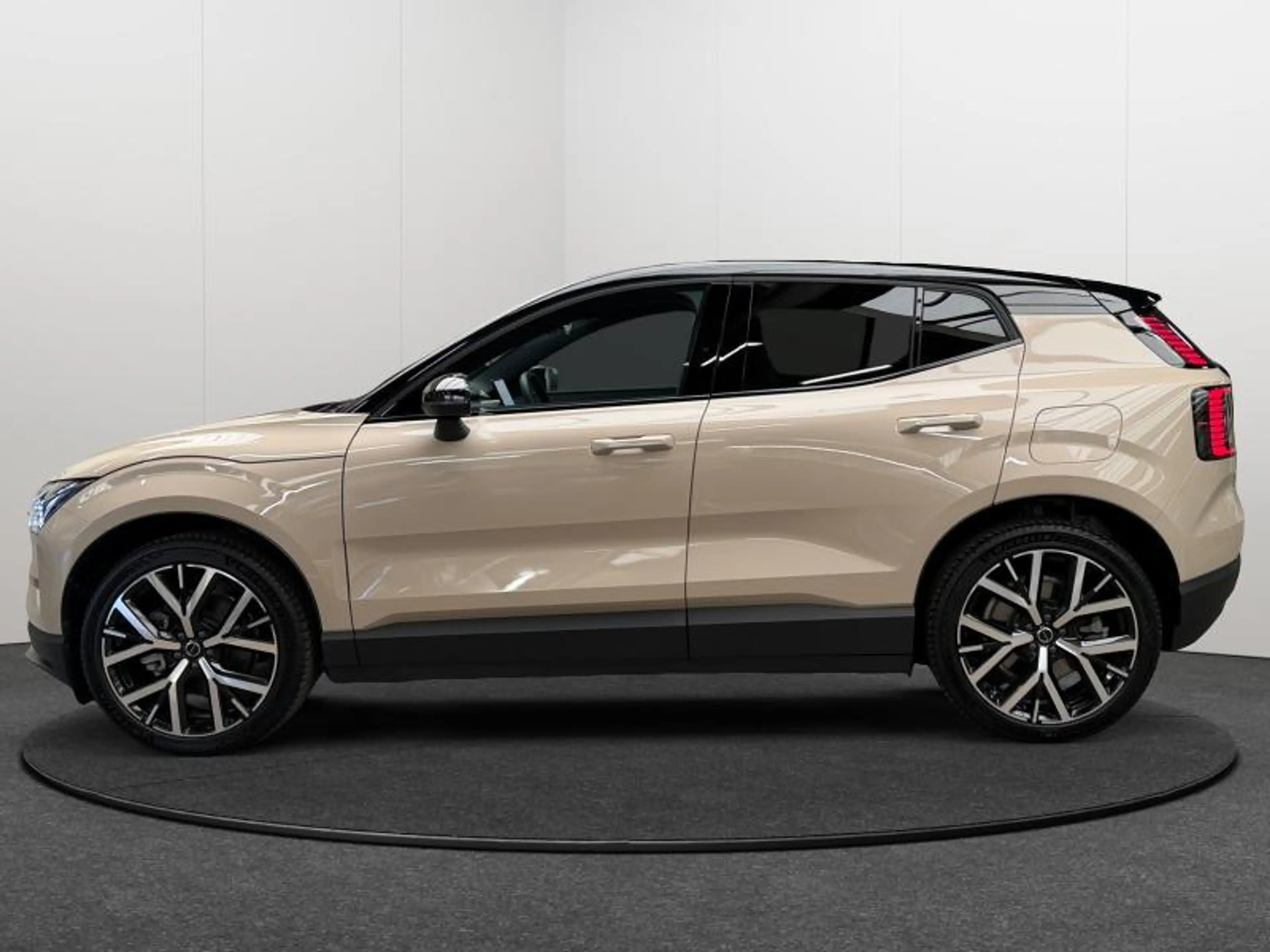 Volvo EX30 Plus BLACK EDITION P5 Long Range / Électrique 202 — photo 2