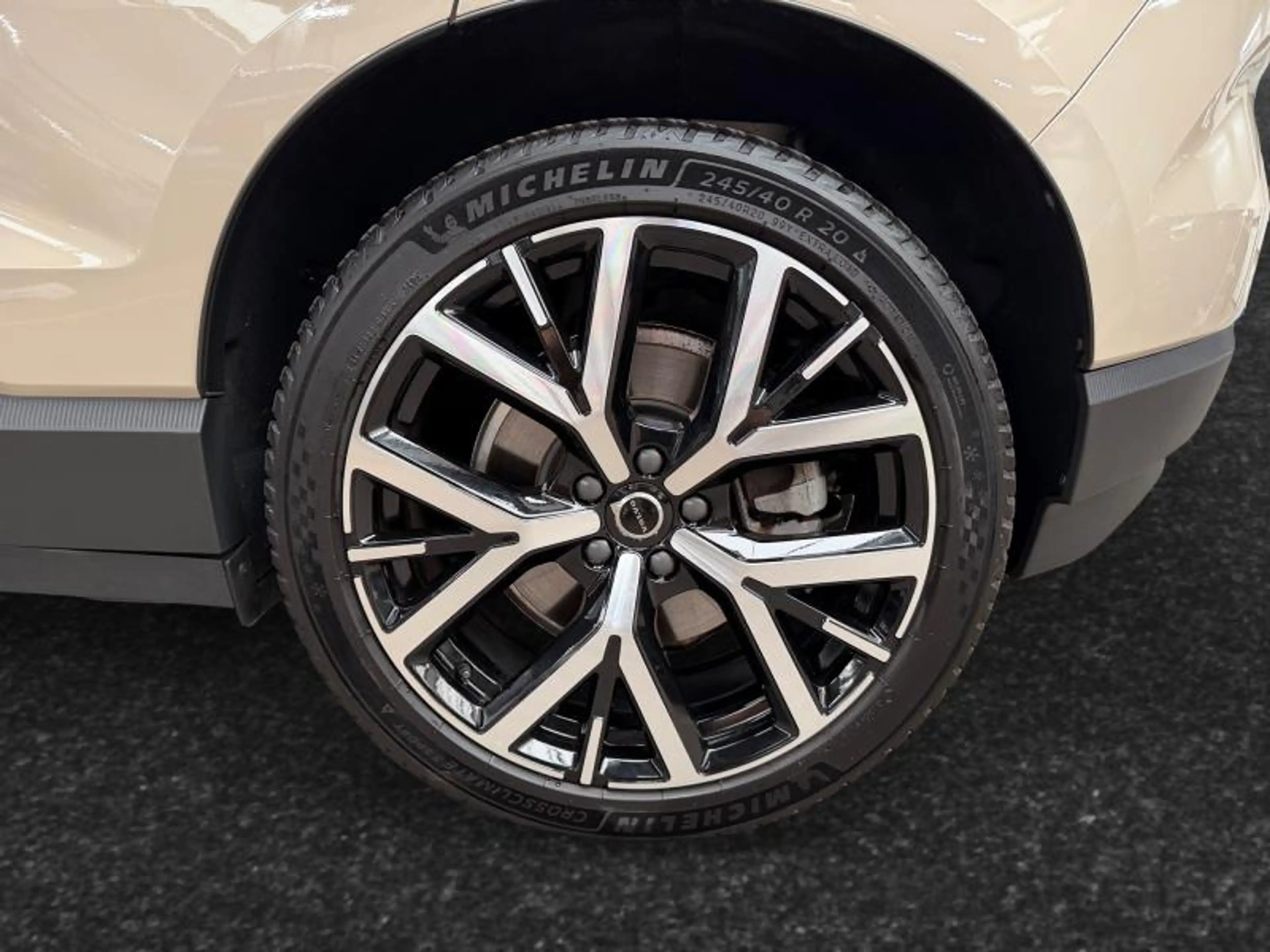 Volvo EX30 Plus BLACK EDITION P5 Long Range / Électrique 202 — photo 14