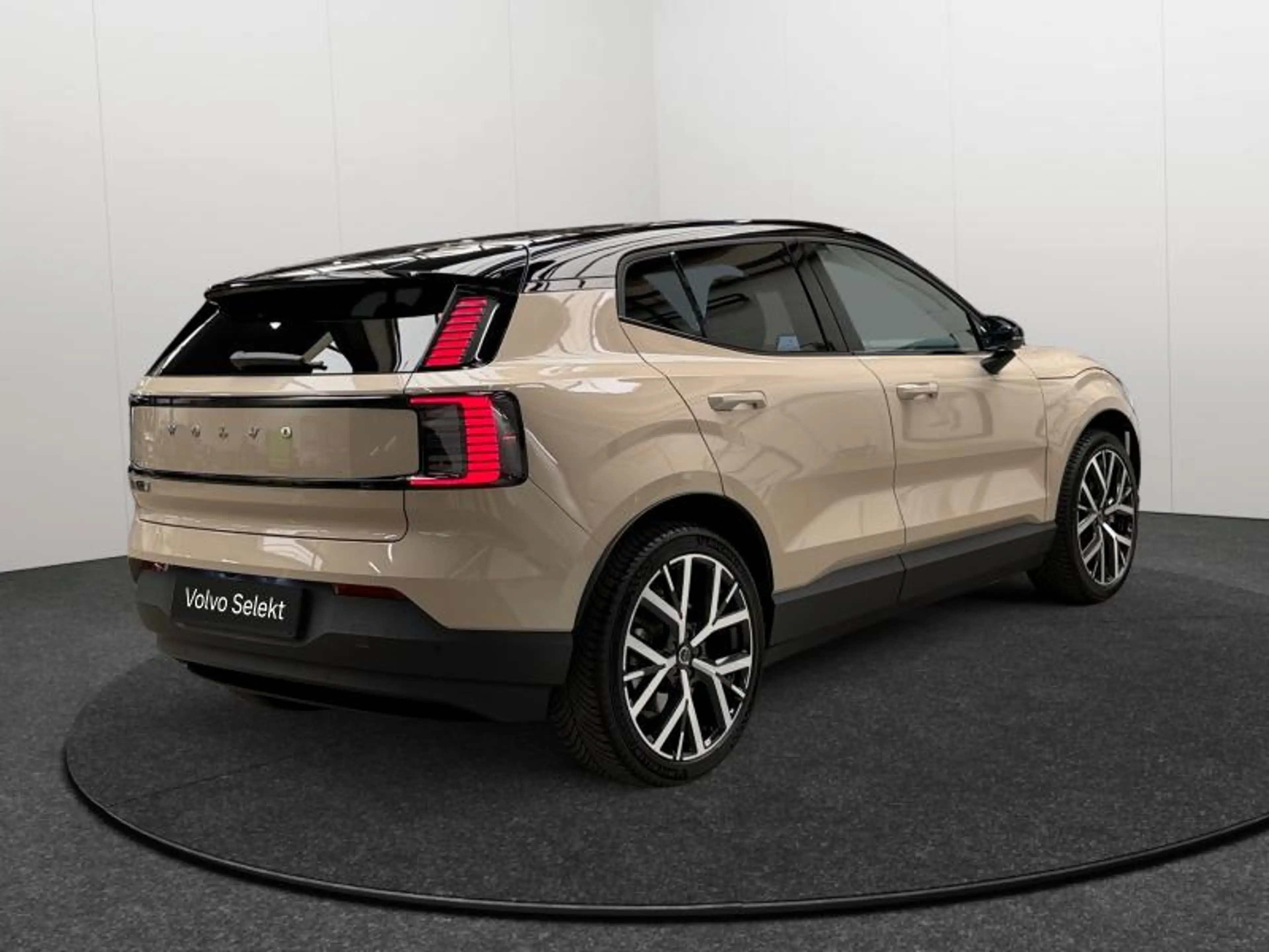 Volvo EX30 Plus BLACK EDITION P5 Long Range / Électrique 202 — photo 5