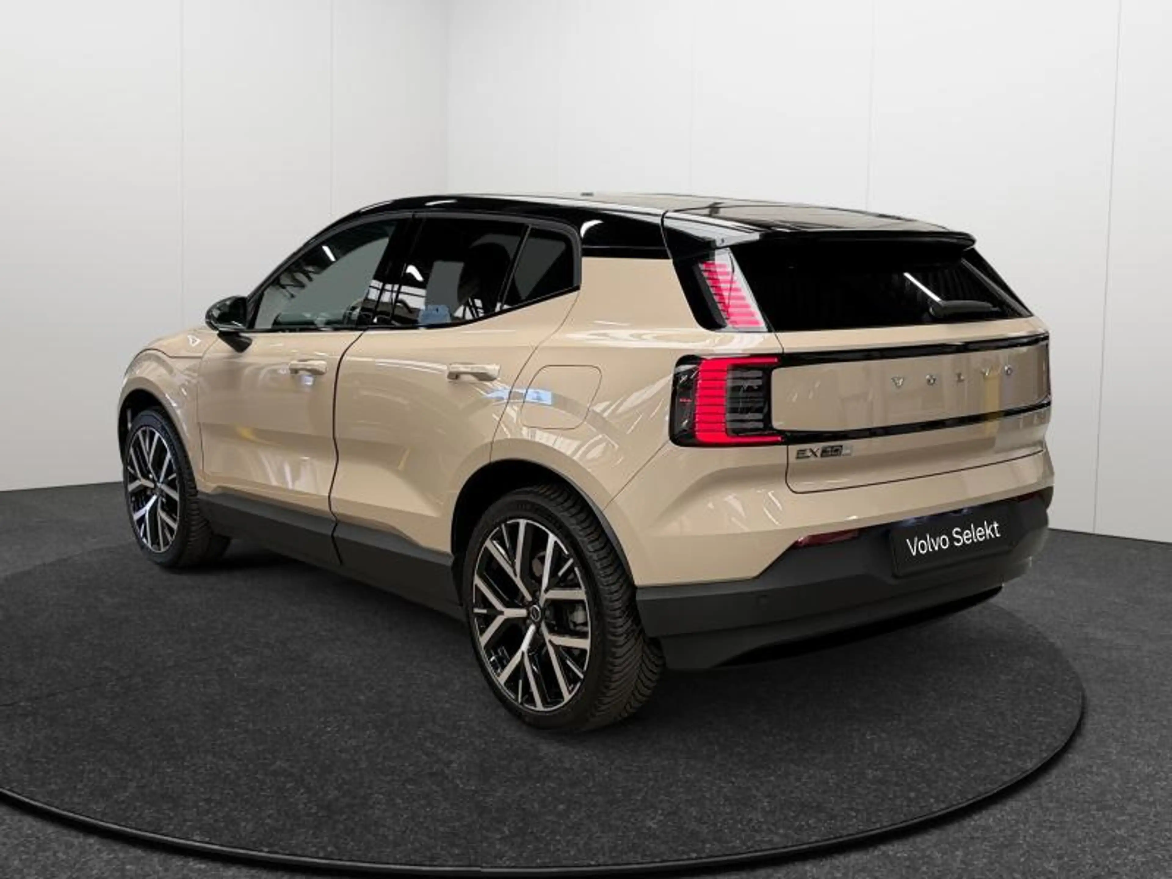 Volvo EX30 Plus BLACK EDITION P5 Long Range / Électrique 202 — photo 3
