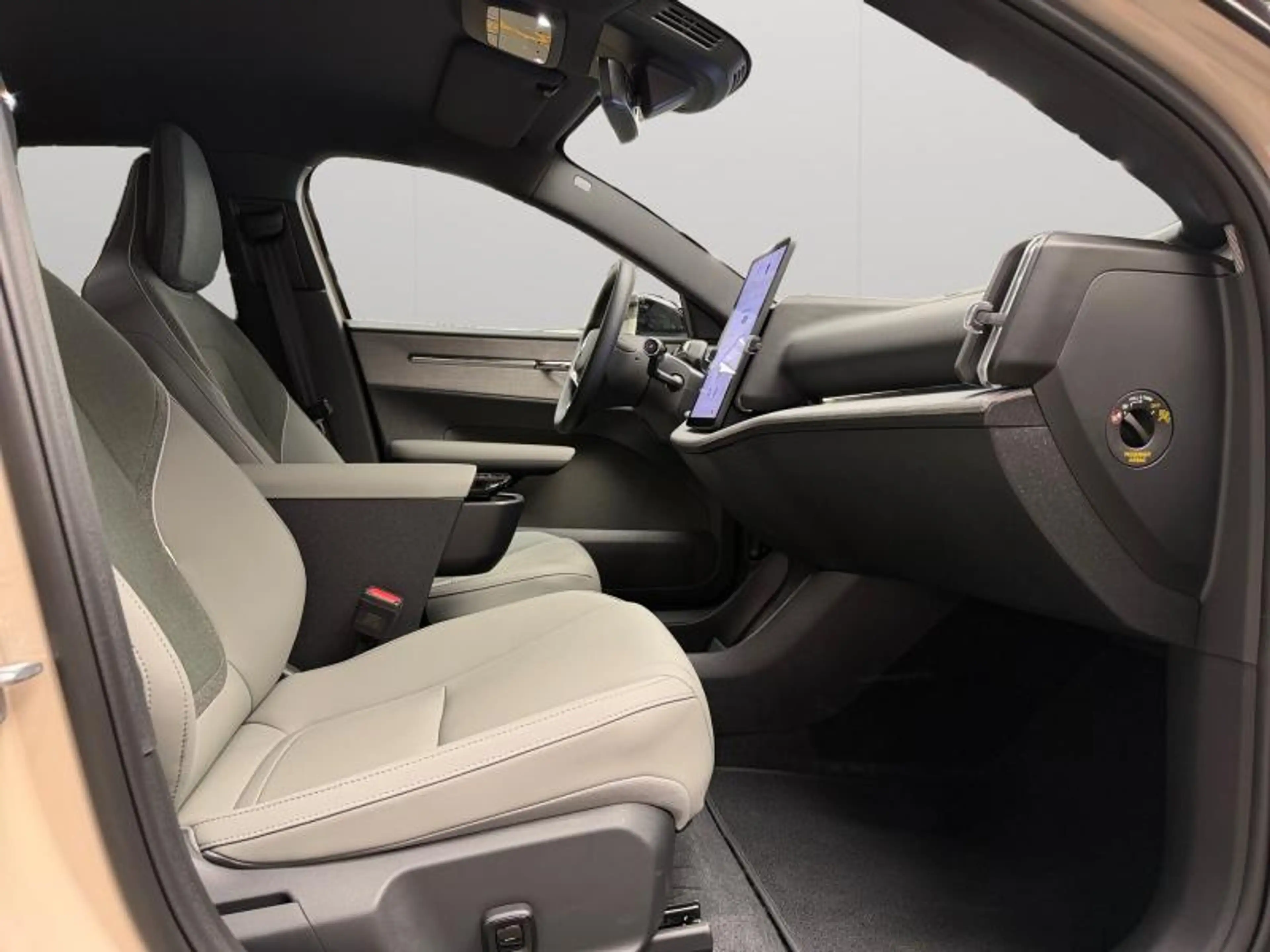 Volvo EX30 Plus BLACK EDITION P5 Long Range / Électrique 202 — photo 15