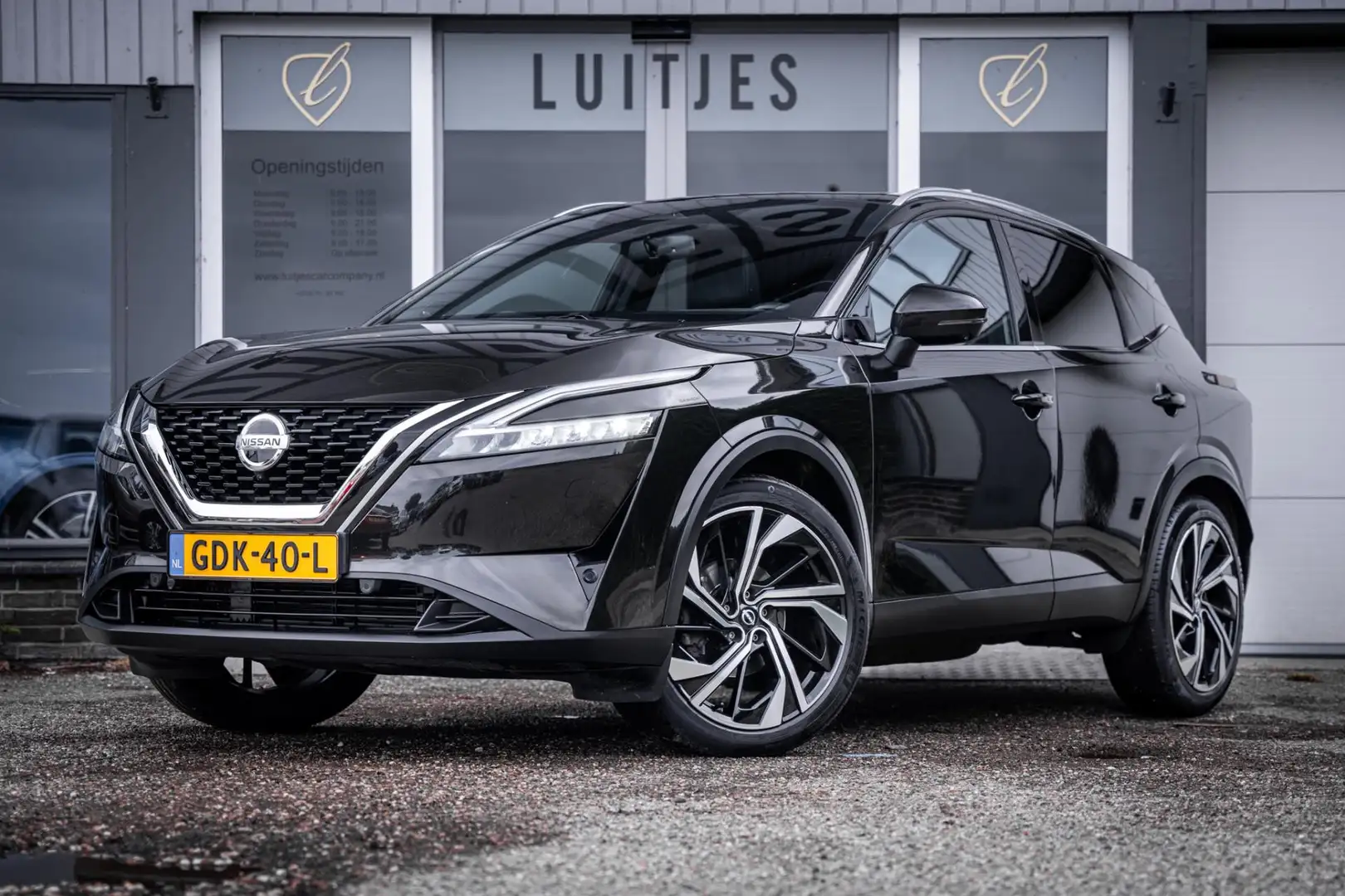 Nissan Qashqai 1.3 MHEV Xtronic 4WD Tekna Plus I Trekhaak I 360° Zwart - 1