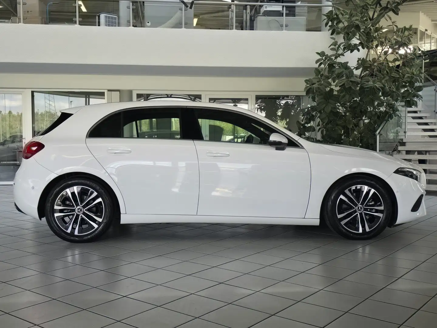 Mercedes-Benz A 180 Progressive Adv. TOTWINK+LED+KAM&PDC+MBUX+ Weiß - 2