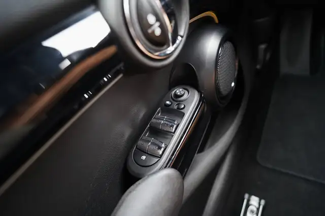 Mini Hatch view 16