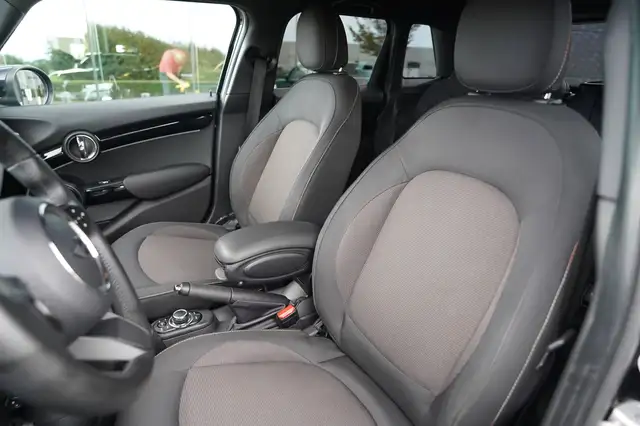 Mini Hatch view 14